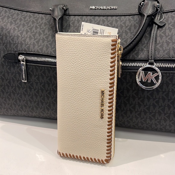 Michael Kors Jet Set Travel Large Pebble Leather Quarter-Zip Wallet
NWT - Picture 16 of 16